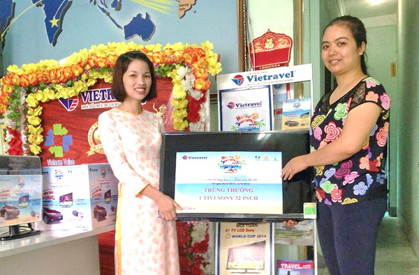 Hello Summer 2014: Vietravel Lào Cai chúc mừng khách hàng trúng thưởng đầu tiên